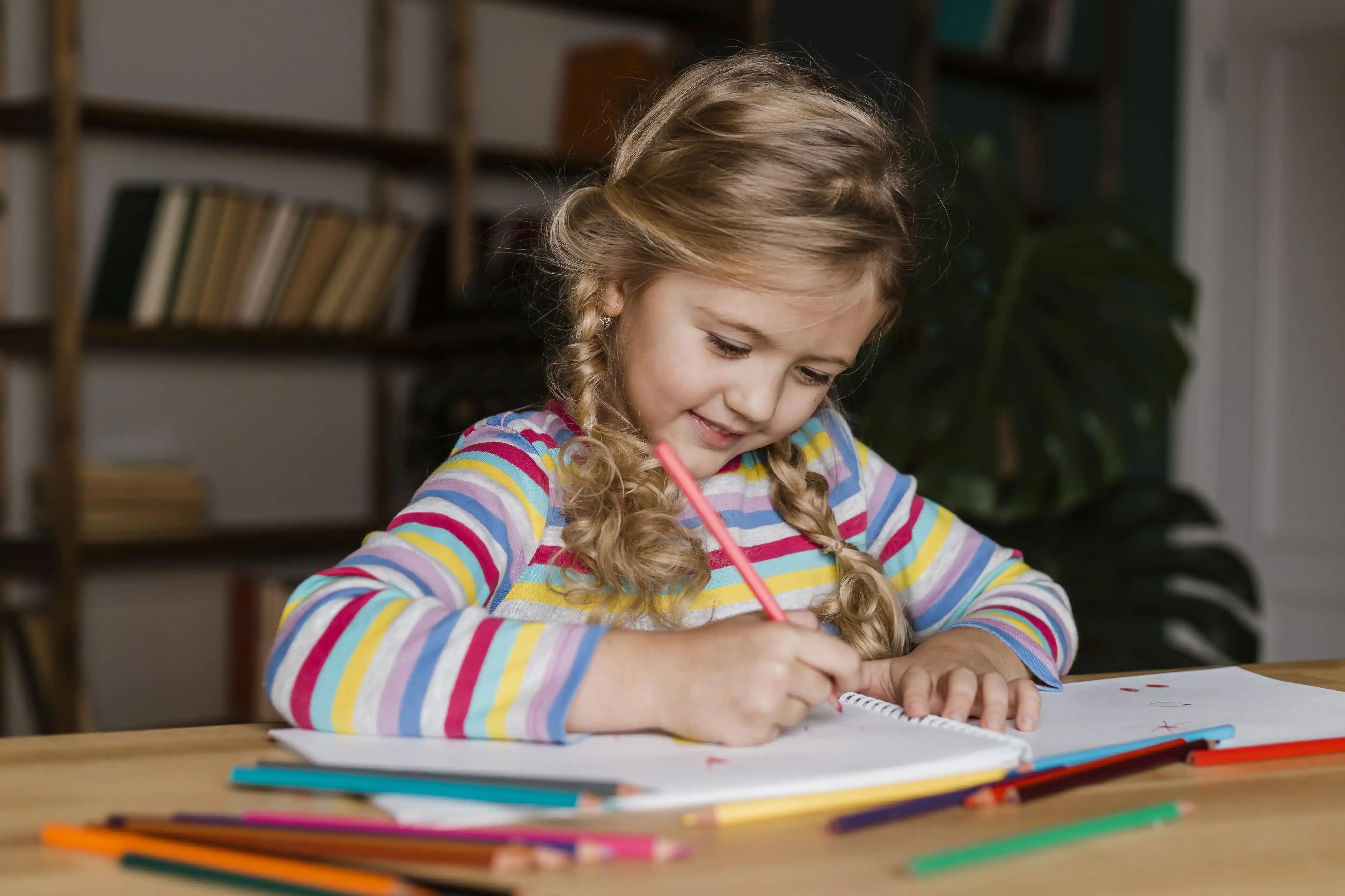 Criança brincando com tintas